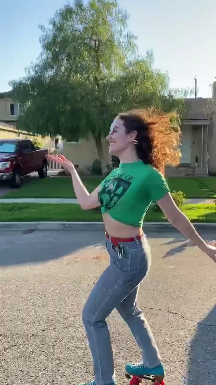 Call me Jenny 💋 @jlo #rollerskating #jlotiktokchallenge