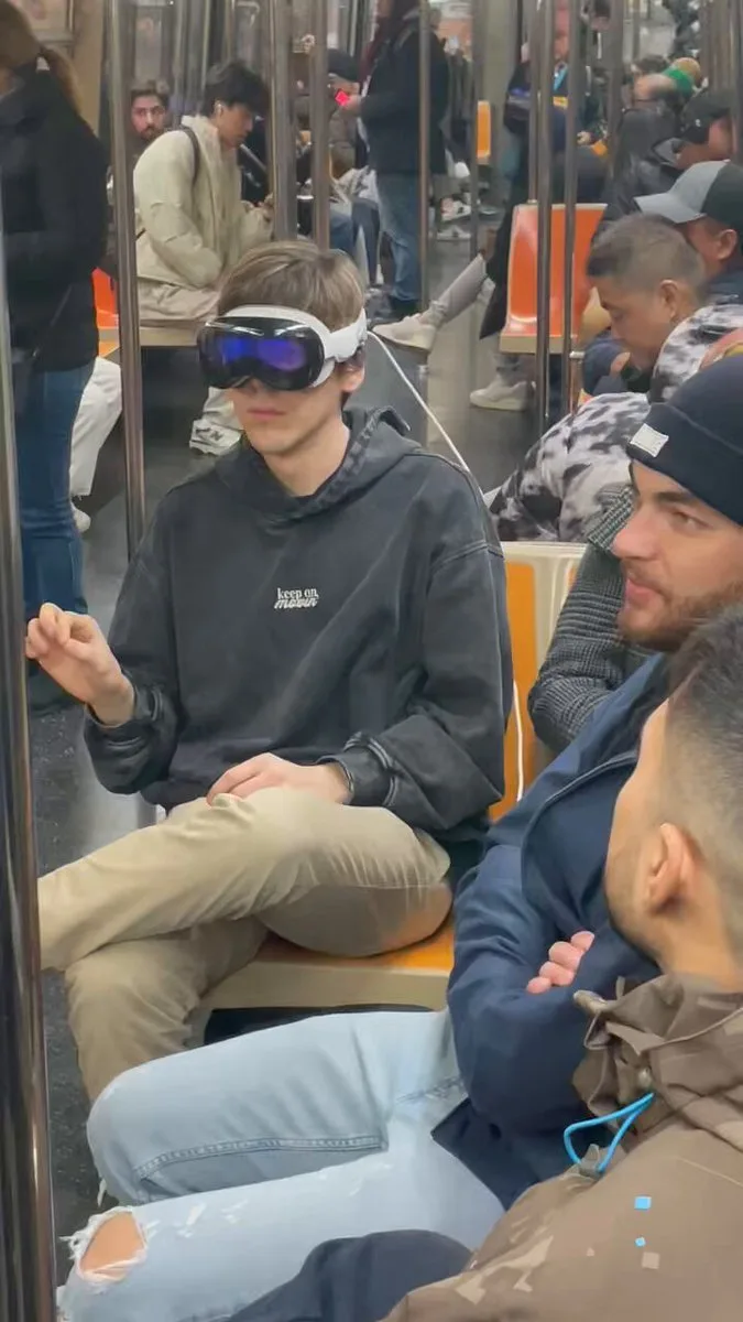 Working in the NYC subway on the go with Apple Vision Pro?! 🤯🤯