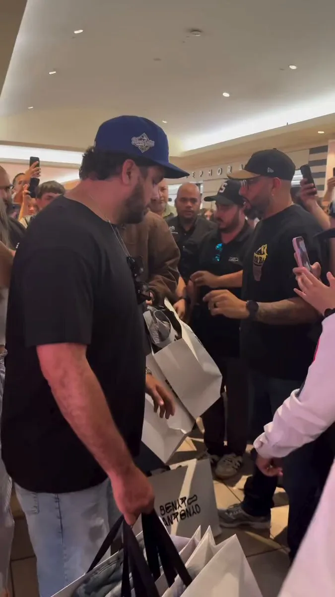 Bad Bunny saliendo de Plaza Las American en Puerto Rico luego de la salida de su marca ‘Benito Antonio’ junto a Zara. 🛍️