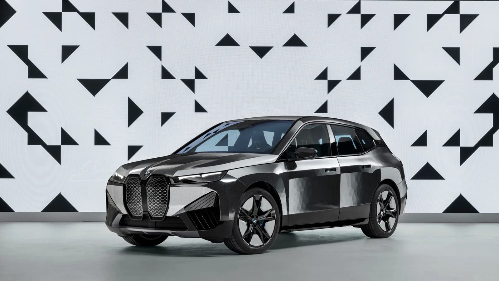 Jay Leno Experiences The BMW iX Flow Featuring E Ink - BimmerLife