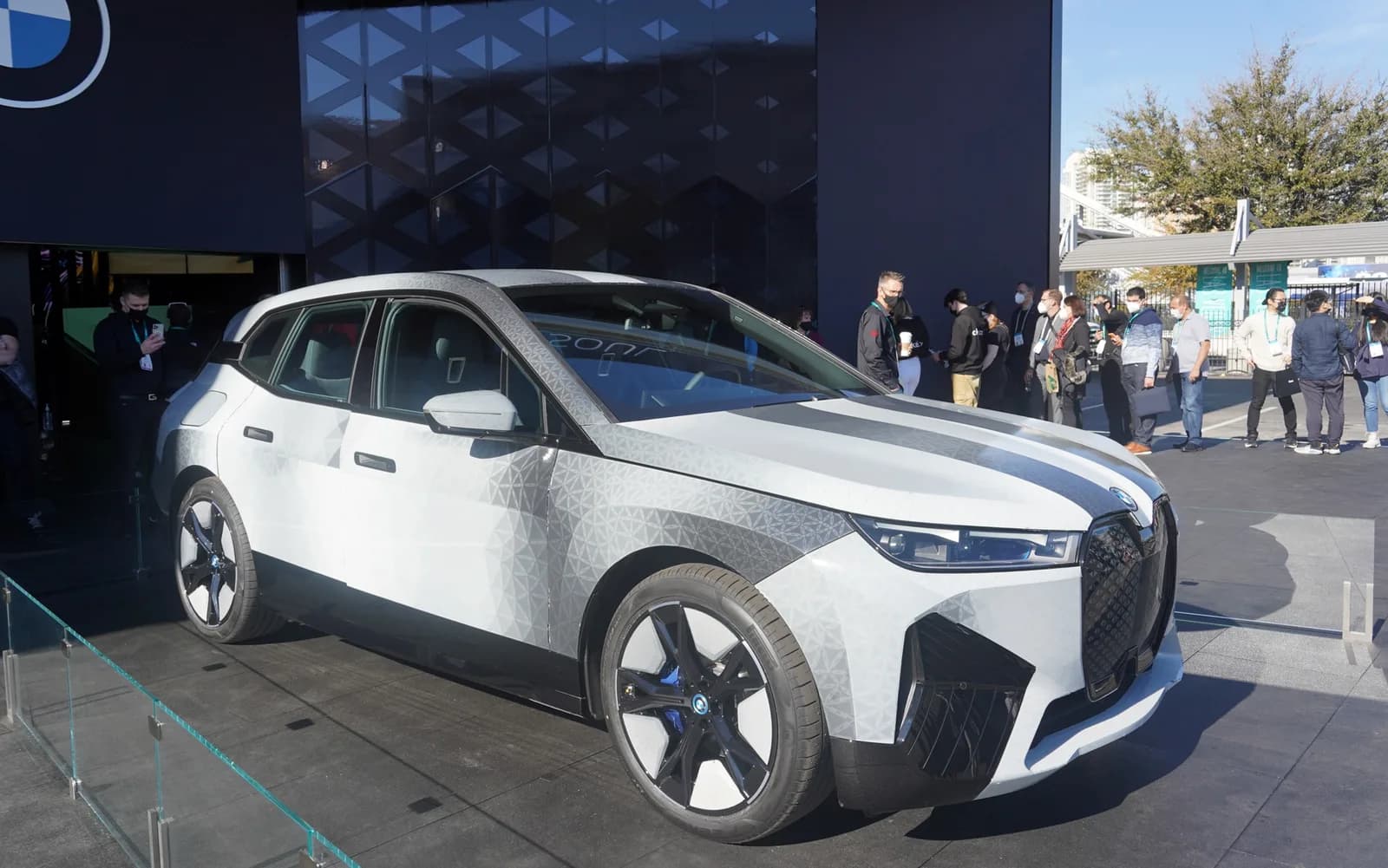 ボディカラーが白から黒へ、ボディ色が変化するBMW「iX Flow Featuring E Ink」をCES 2022で確認