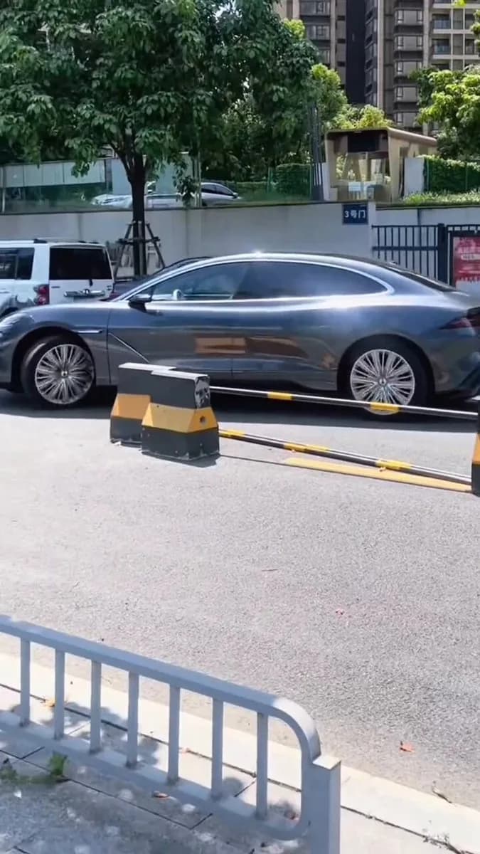 Look how BYD’s electric car turns at this narrow place. This is the car of the future.