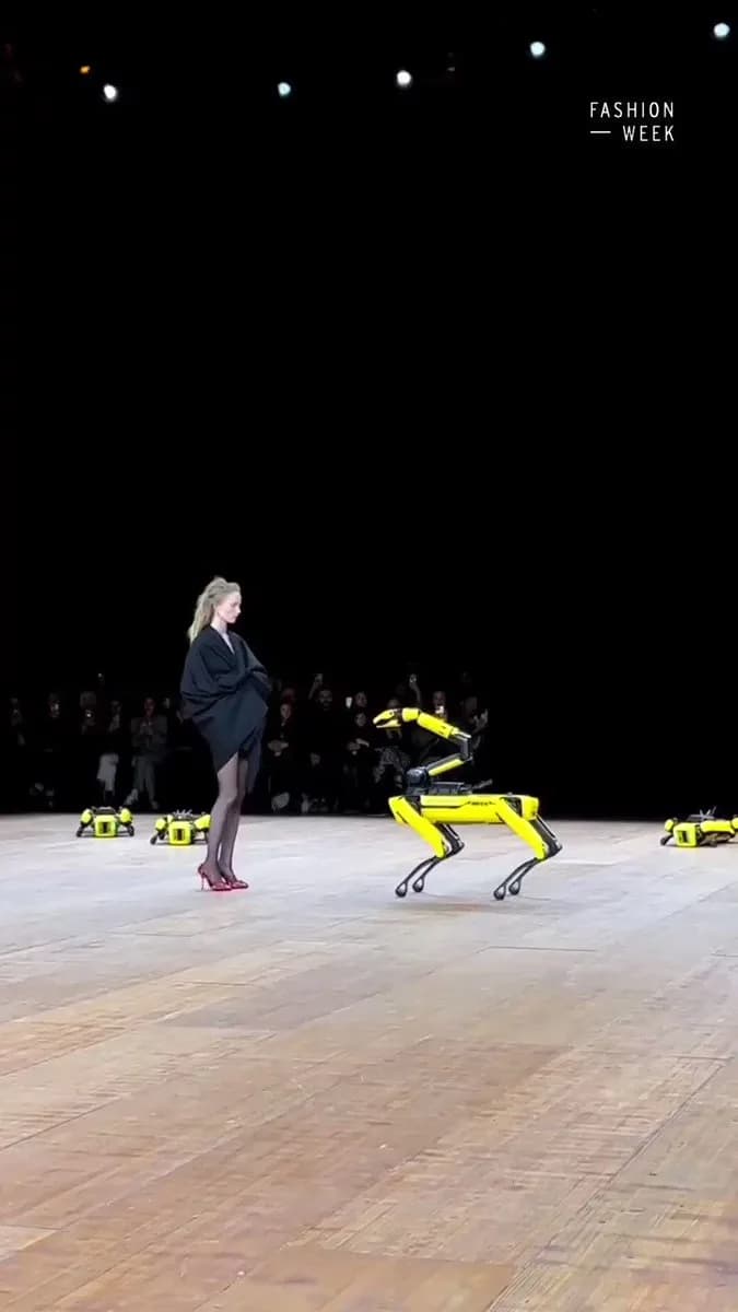 In #Coperni’s FW23, they had the Boston Dynamics “spot” robots as a special guest. Recreating the fable “The Wolf and The Lamb”, @riannevanrompaey (as a lamb)’s jacket is being snatched by one of…