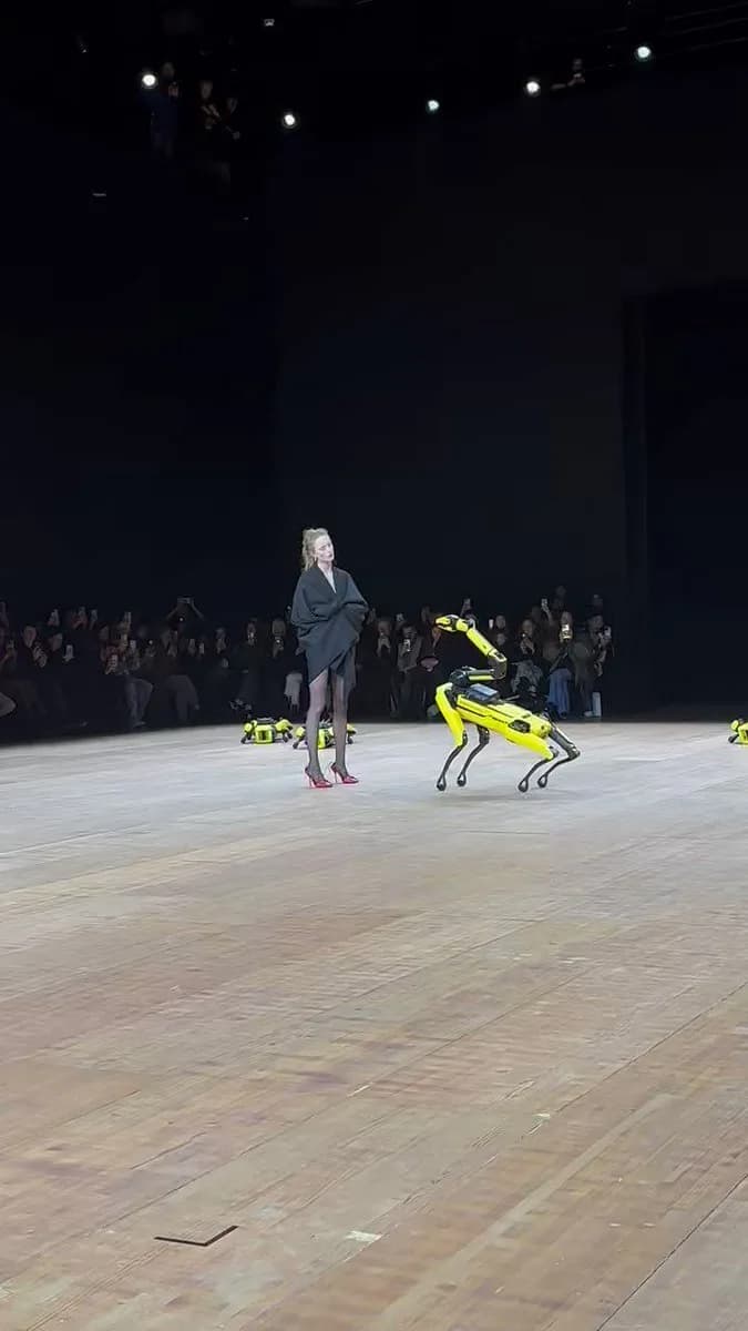 Black Mirror but make it fashion! A Boston Dynamics robot helps model #RianneVanRompaey on the runway at #Coperni AW23 #PFW