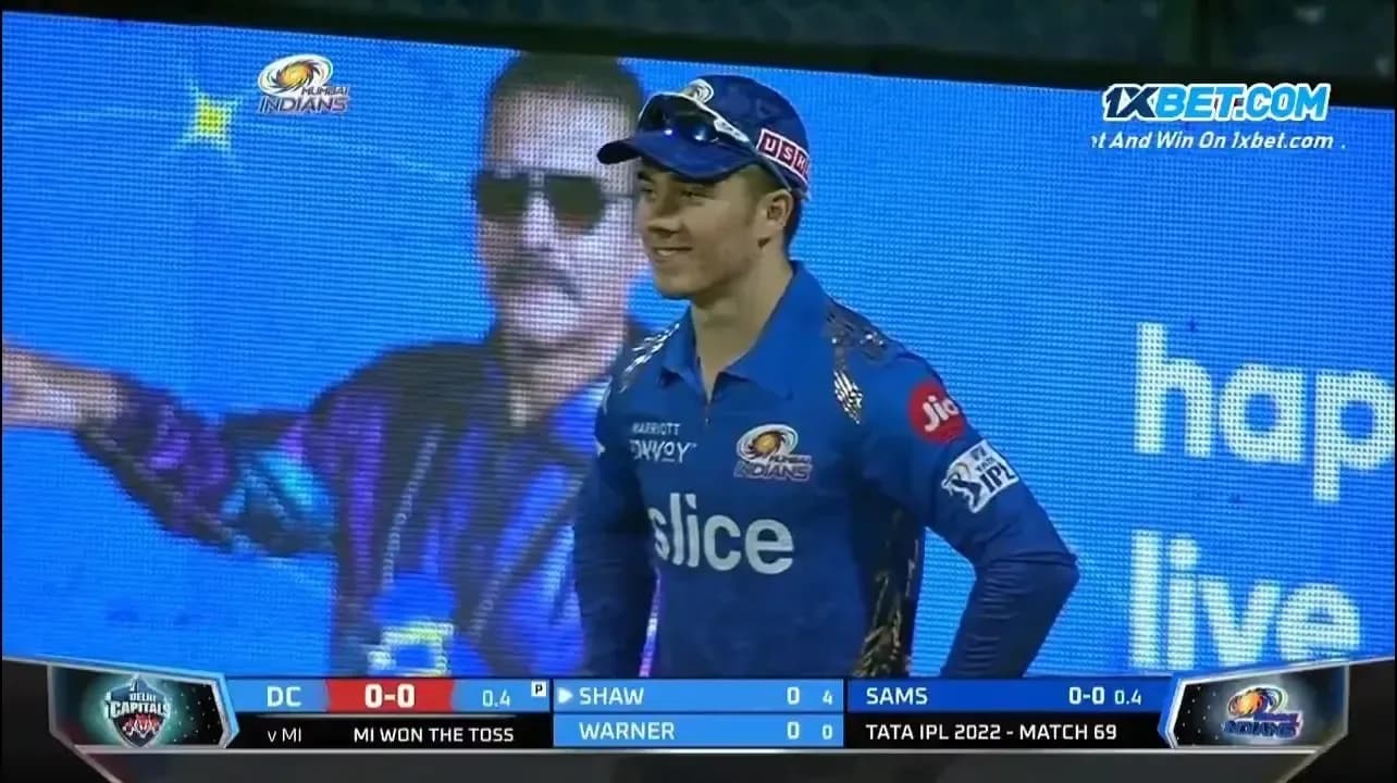 Ravi Bhai commentating and doing ad at same time 😁@RaviShastriOfc