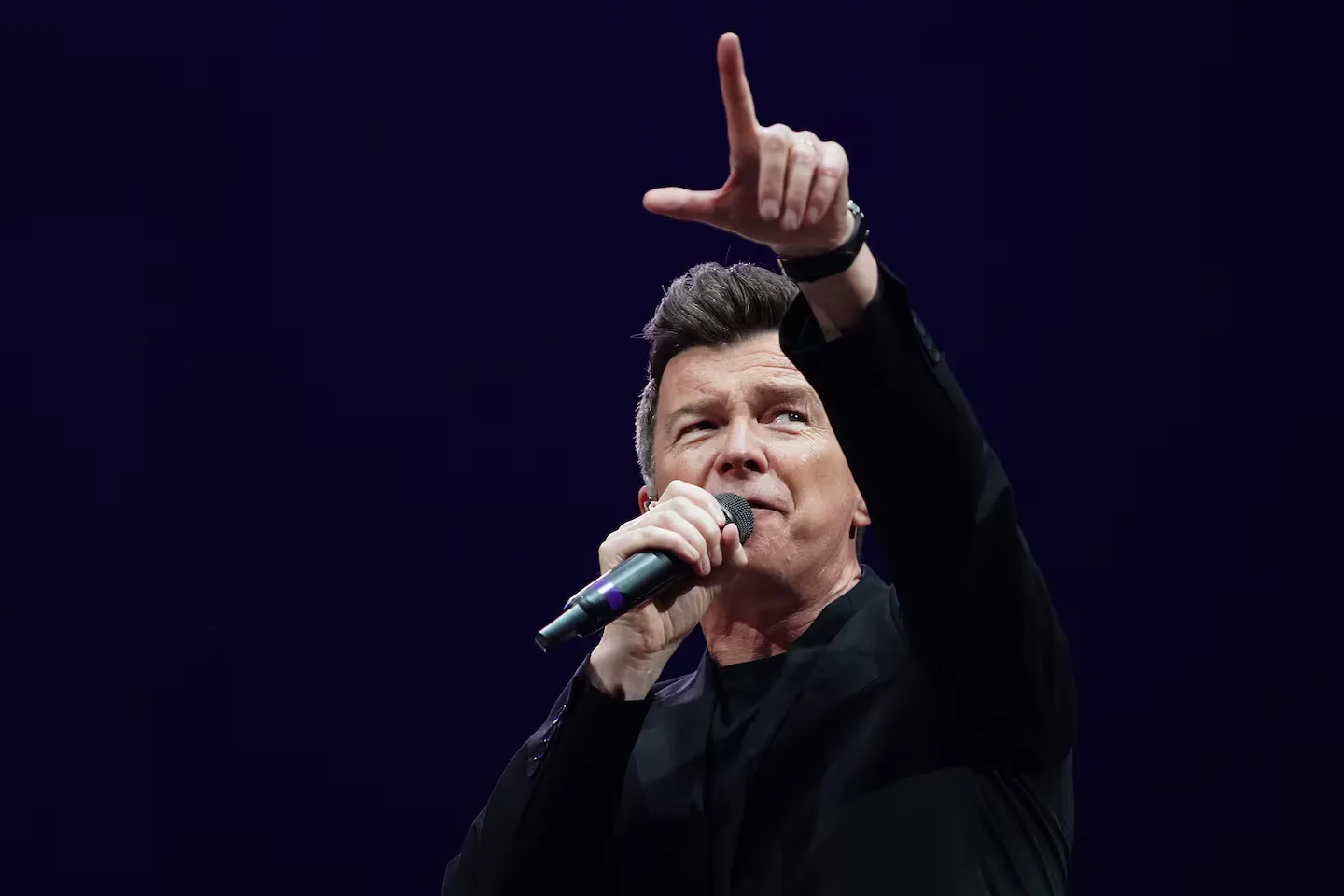 Rick Astley rolls with it, remakes ‘Never Gonna Give You Up’ video at the Harvard Club for an ad campaign - The Boston Globe