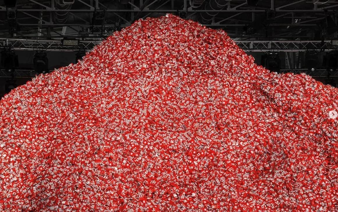 Diesel used 200,00 condoms as a backdrop for its FW23 show at Milan Fashion Week. You gotta see this condom mountain.