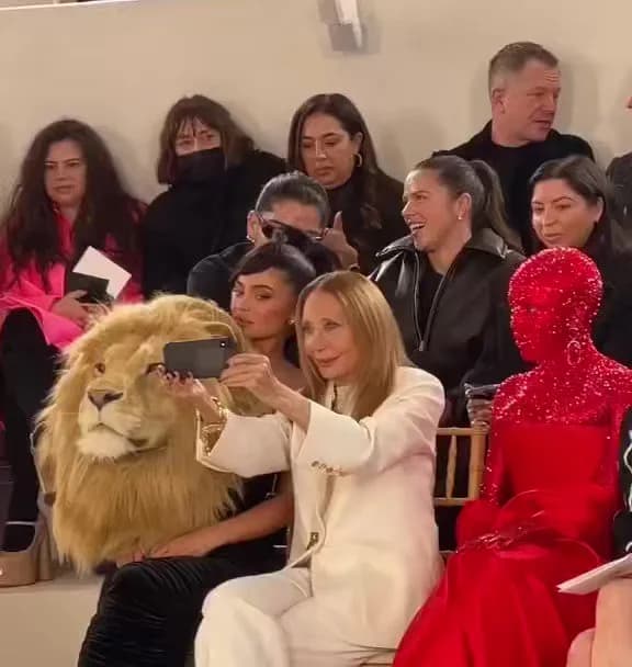 The way doja ignore her while she was busy talking shot with kylie jenner is kinda the best moment,, btw Doja cat is all red is 🔥,,