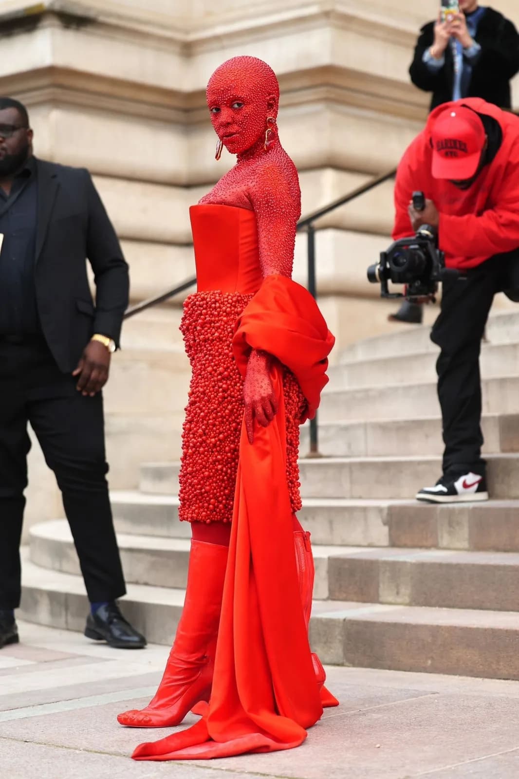 I need to know how long it took Doja Cat to get ready for the Schiaparelli show because this is crazy good