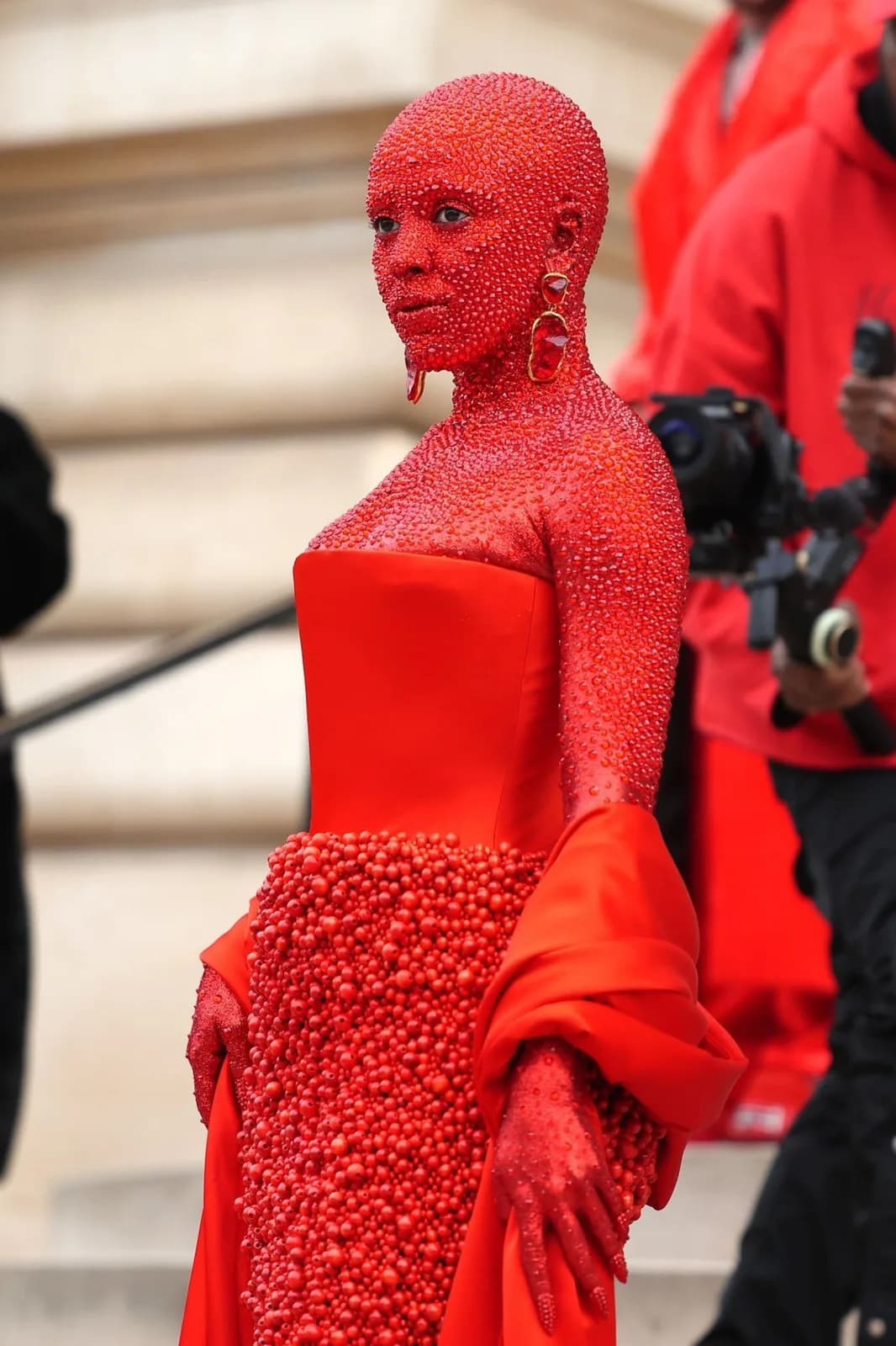 I need to know how long it took Doja Cat to get ready for the Schiaparelli show because this is crazy good