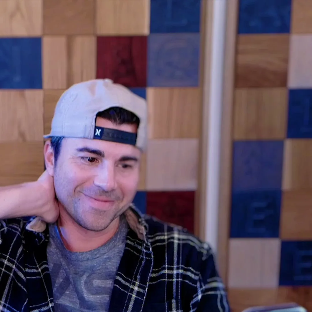 I just saw @Dream’s face. Imma super ticked if one of you zoom/enhances this.