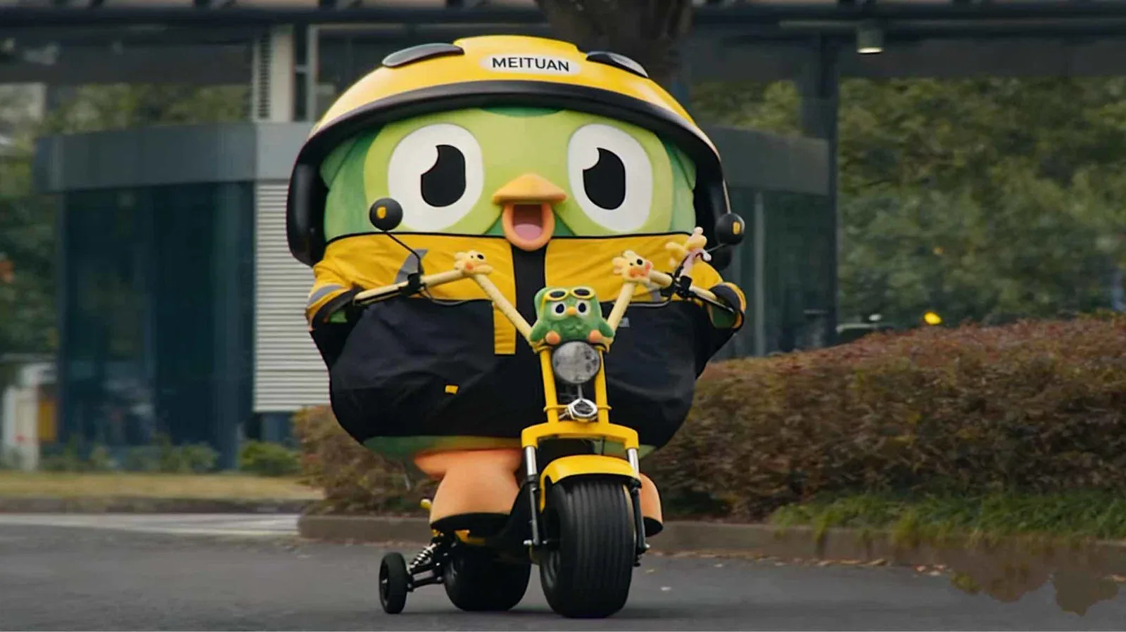 Duolingo's mascot joins Meituan as delivery rider