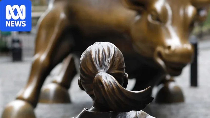 The Fearless Girl faces the Wall Street bull.