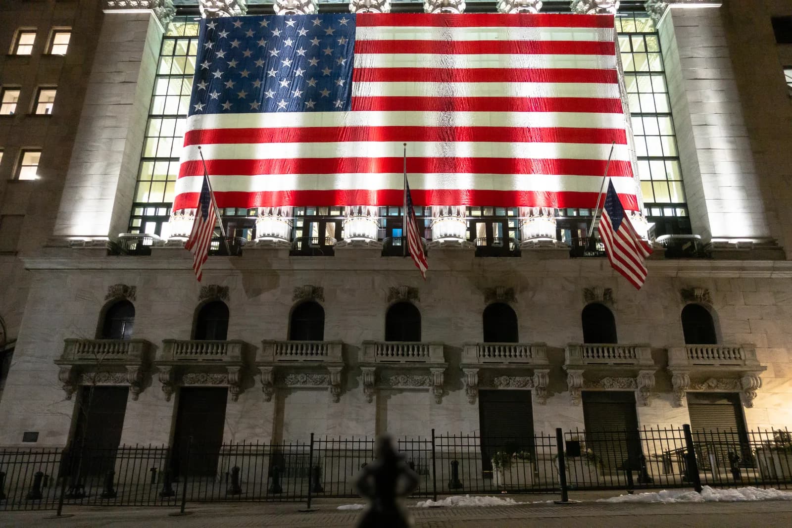 Fearless Girl facing the New York Stock Exchange; the statue is blurred in this CC photo.