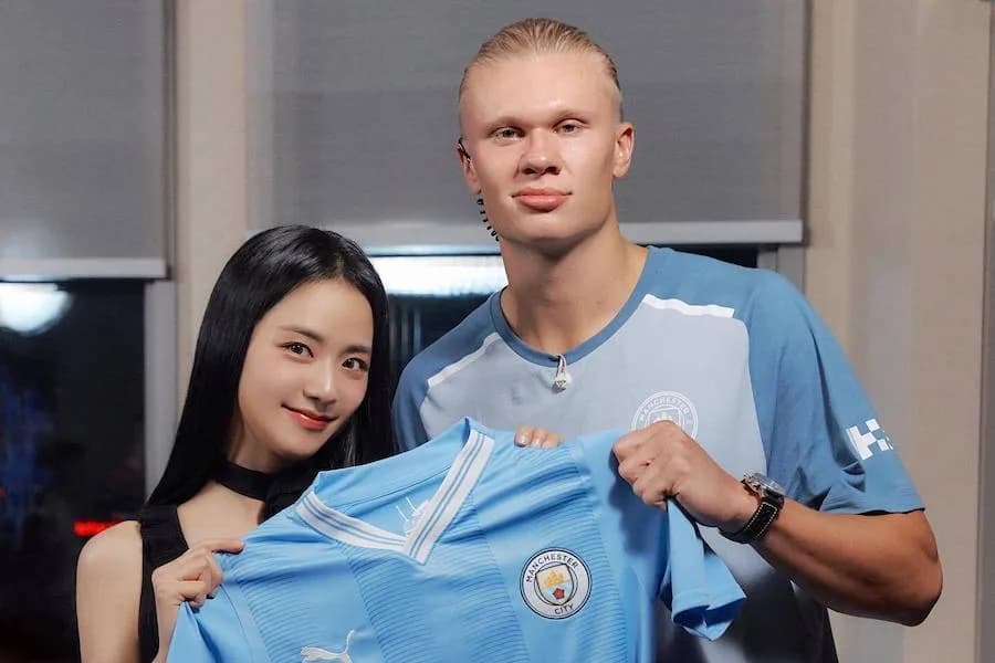 Watch: BLACKPINK's Jisoo Teaches Manchester City's Star Striker Erling Haaland How To Do The "FLOWER" Challenge | Soompi