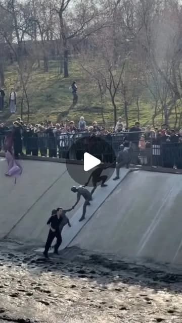 ☮️ JACKIE🌴🔆 on Instagram: ""En este video quiero compartir una historia conmovedora que ocurrió en Almaty. En 2016 un perro cayó en el embalse de Sayran y no podía salir por las orillas lisas. Un…