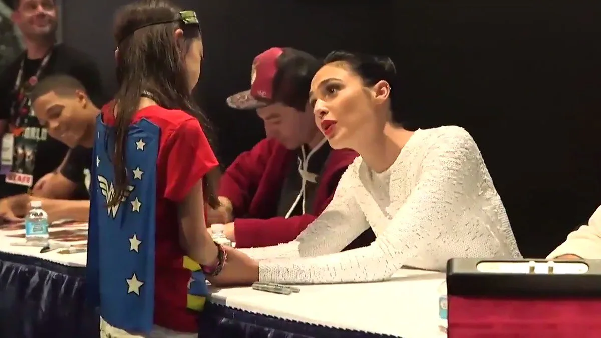 .@GalGadot shared a moment with a young Wonder Woman cosplayer while signing autographs with the Justice League at San Diego @Comic_Con