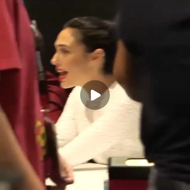 Variety on Instagram: "@Gal_Gadot shares a moment with a #WonderWoman cosplayer at #ComicCon #SDCC #JusticeLeague"
