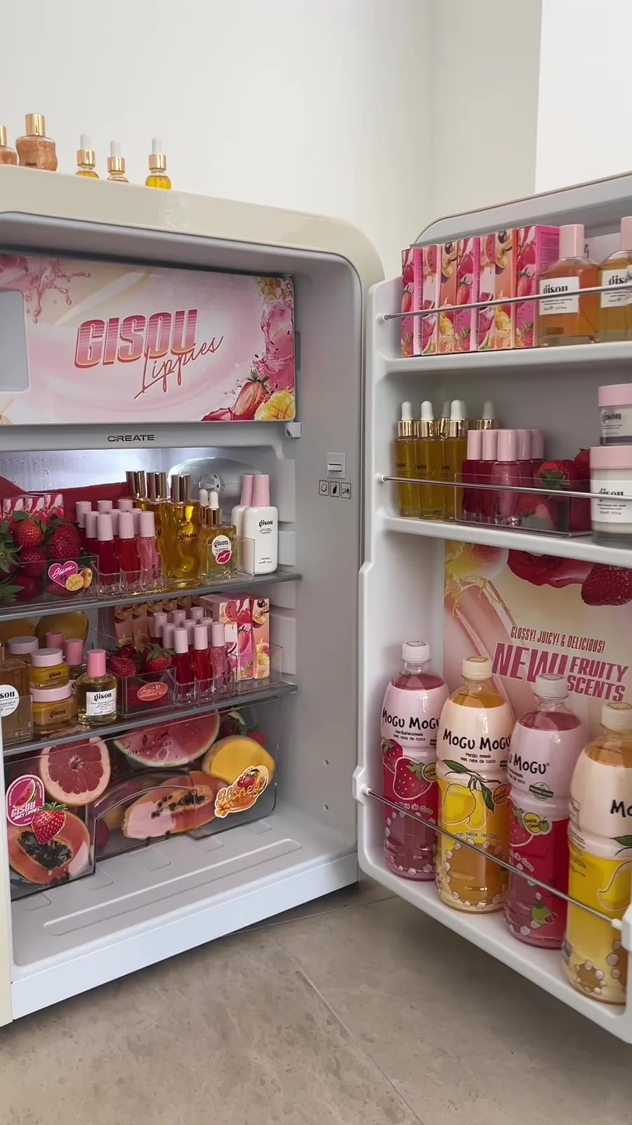 The CUTEST Fridge filled with @Gisou ✨🍓🌸🥭☀️ very blessed 😍😍 #gisou#gisoupackage#gisoufridge#neginmirsalehi#unboxing