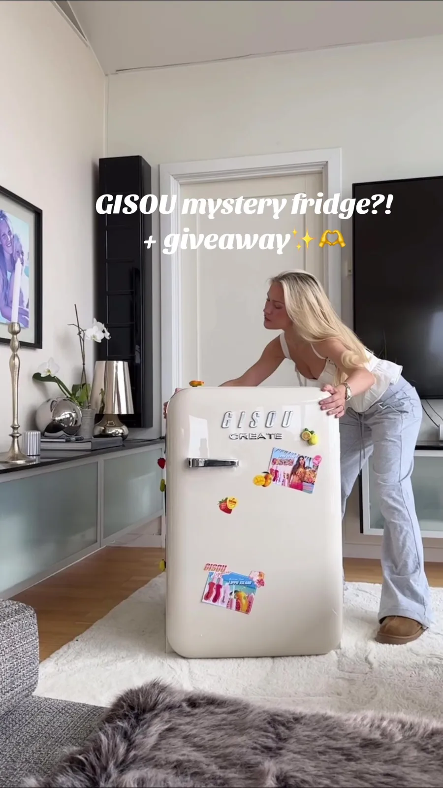 I now have my own @Gisou store 💞😭 I want to share this with you!! 💌💌Comment your favorite emojis and I'll pick 10 people to recieve 3 of their new fruit scented lip oils 🍉🥭🍓!! Picking the…