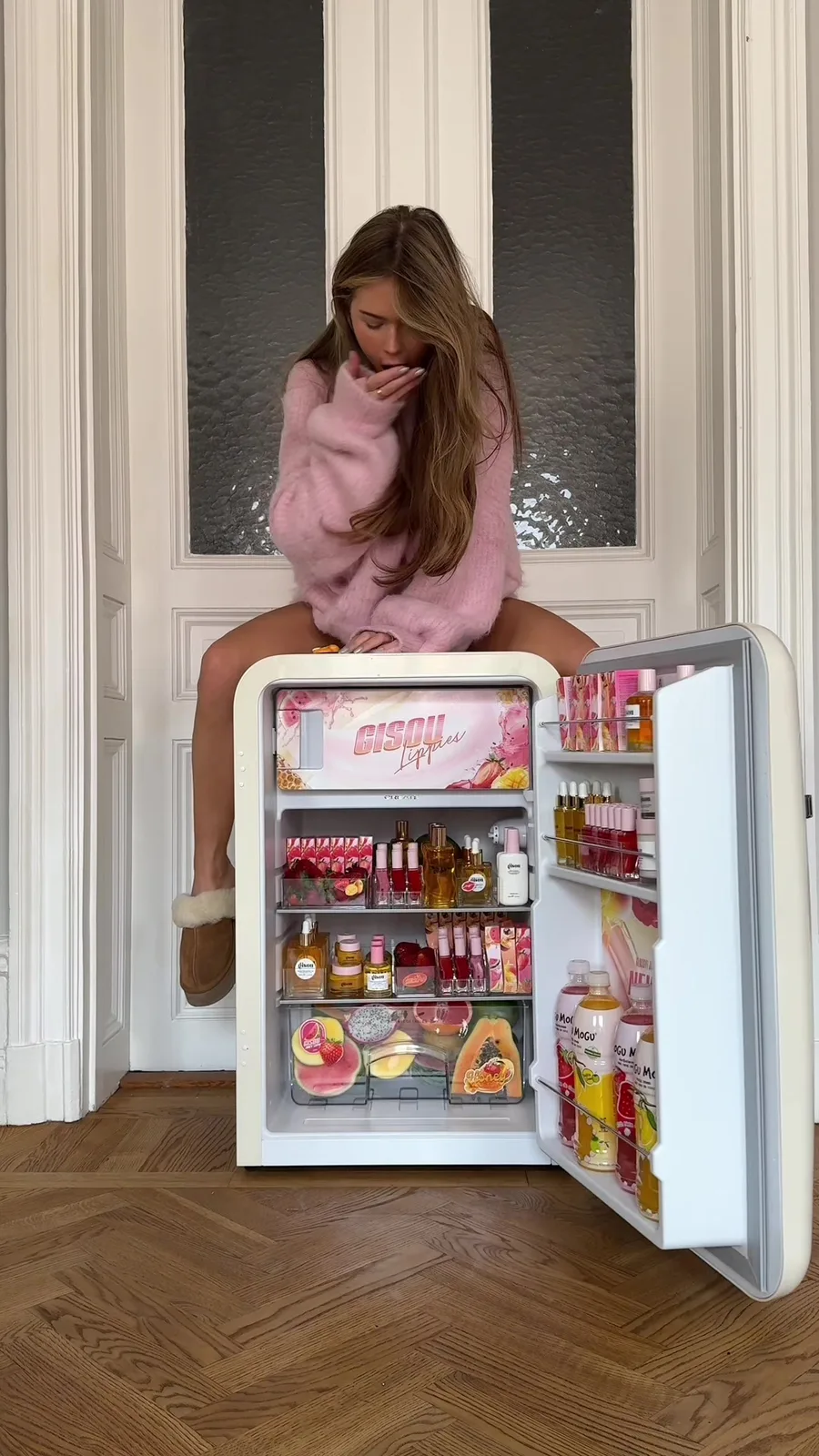 @Gisou knocked on the door 🤭💖 A fridge filled with loads of goodies 🍓🍯 #haircare #hair #lipoil #gisou