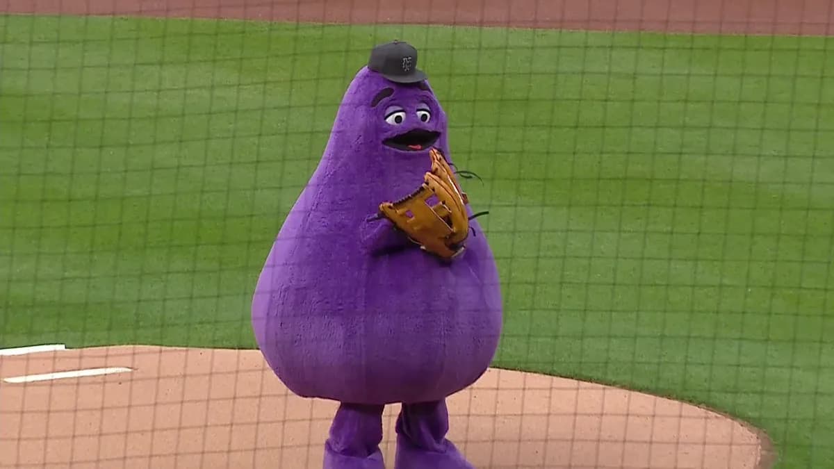 Grimace threw out the first pitch tonight at Citi Field 🟣