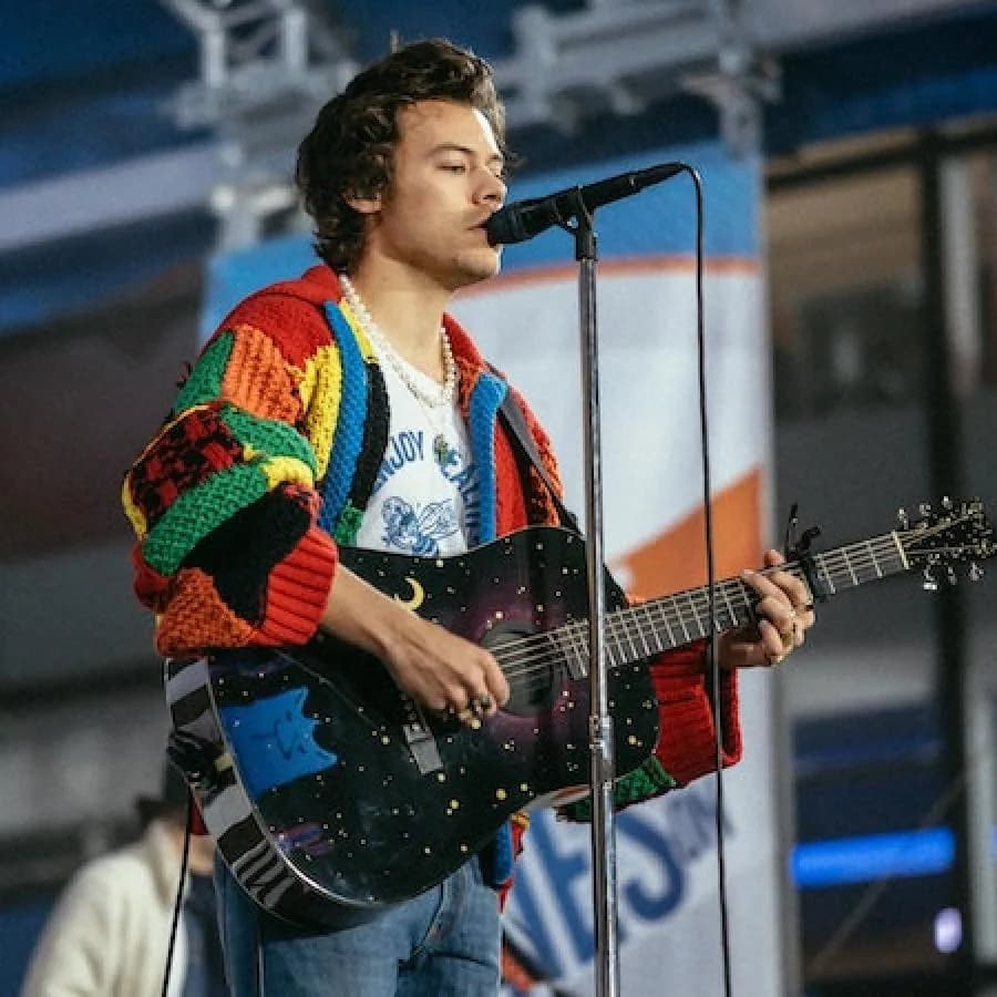There's now a video tutorial for Harry Styles' JW Anderson cardigan.