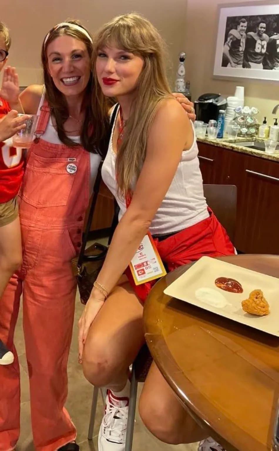 🚨| Taylor Swift was eating a piece of chicken with ketchup and seemingly ranch!