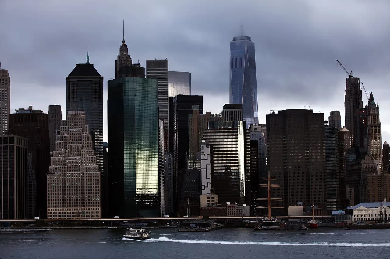 Una gigantesca bola hecha de millones de cabellos humanos tomó las calles de Nueva York: no es IA