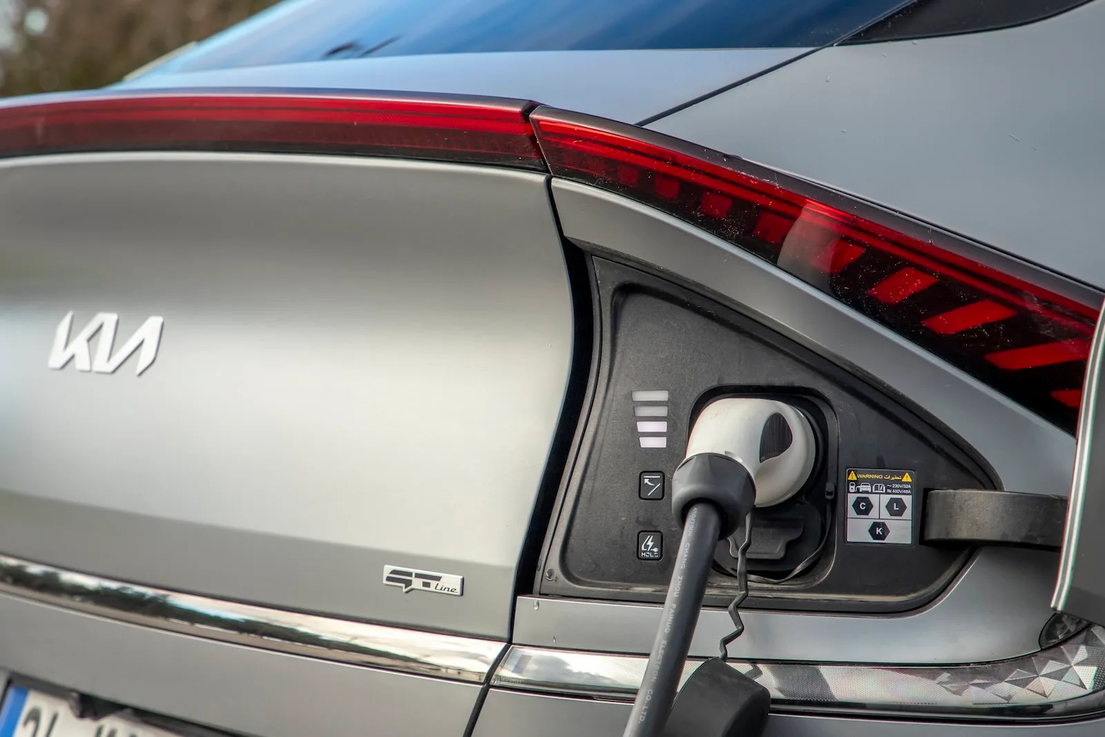 Kia dealership brutally mocks Tesla with "Elon went crazy" ad