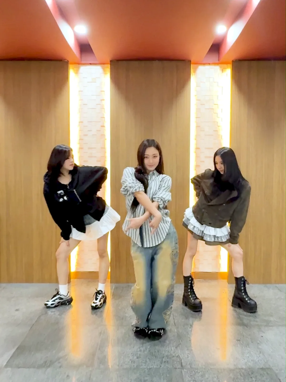 Calling all ONCE, we want to see your demon hunting moves 😈 Join the #TAKEDOWNChallenge and check out KPOP DEMON HUNTERS on @netflix June 20th #TWICE #트와이스 #JEONGYEON #JIHYO #CHAEYOUNG #정연 #지효 #채영…