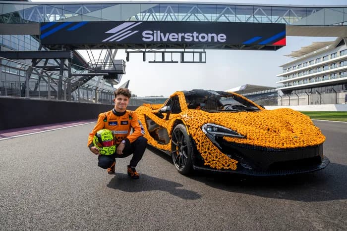 Lando Norris a Silverstone su McLaren formato LEGO - Mondo Motori - Ansa.it