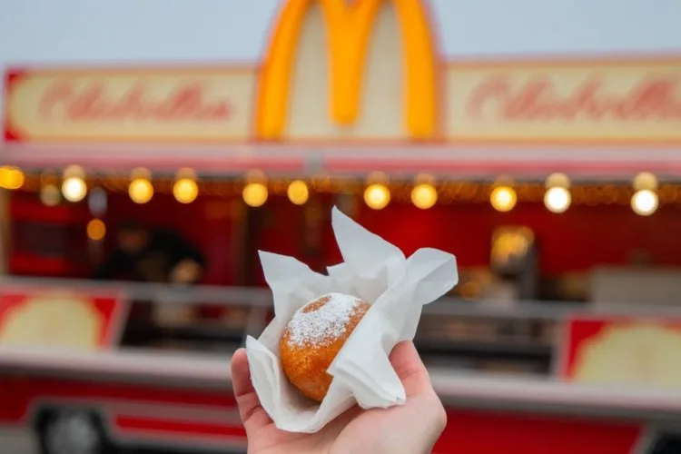 Robèrt van Beckhoven bakt oliebollen voor McDonald's