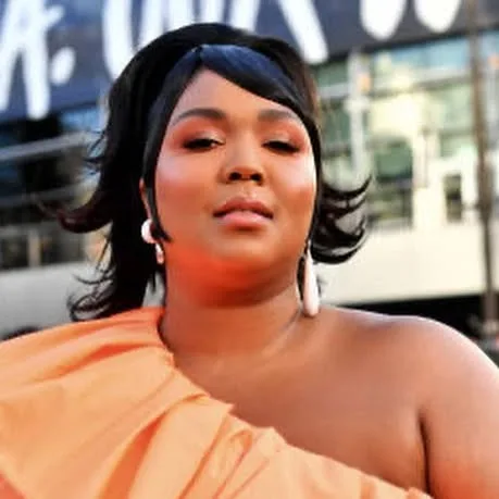 Lizzo on Instagram: "@maisonvalentino bag big enough for my fucks to give. Big body bitch in a Valentin-HO custom look for @amas 🍑💦 . . . Squad✨ @marko_monroe @iwantalexx @theshelbyswain…