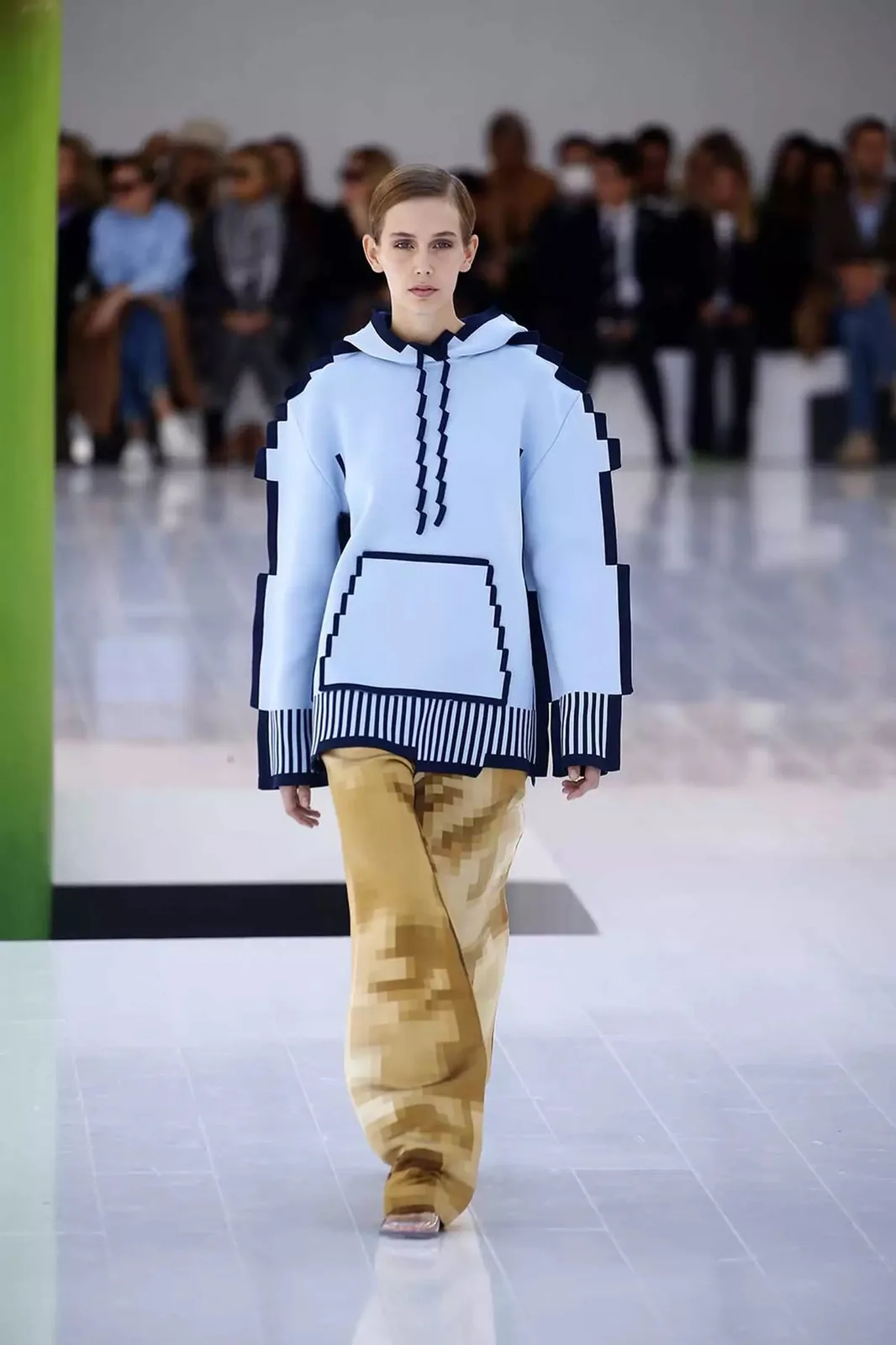 Loewe SS23 going pixel art irl is kinda breaking my brain lol