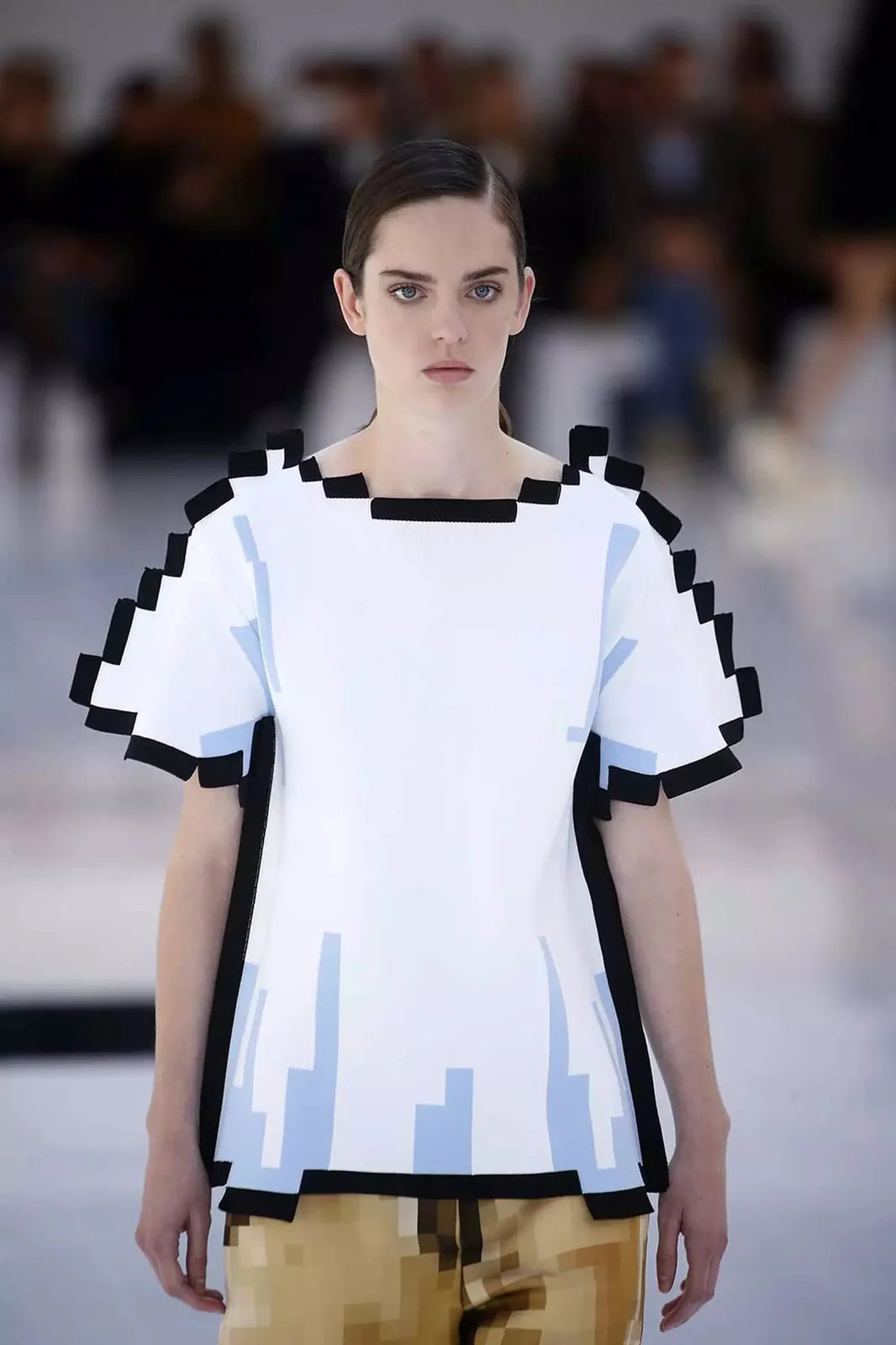 Loewe SS23 going pixel art irl is kinda breaking my brain lol