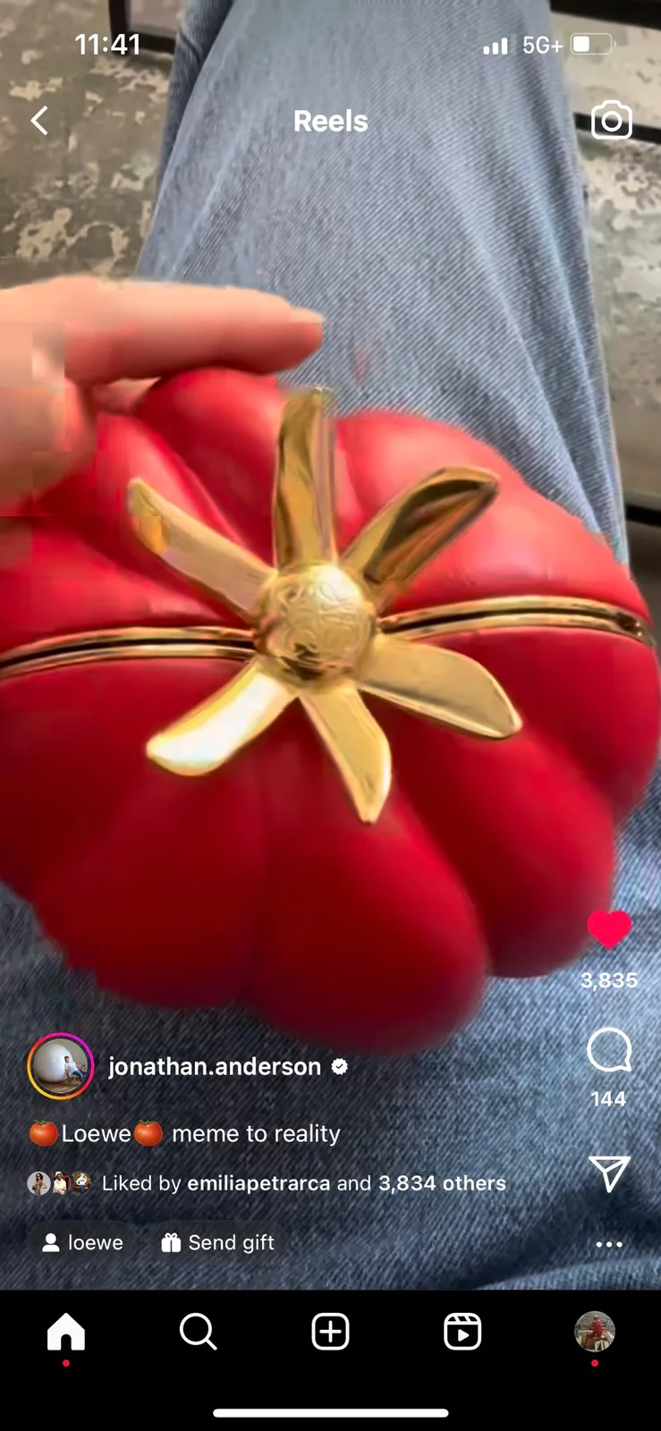 Jonathan Anderson reveals an heirloom tomato clutch just days after a viral tweet about an heirloom tomato being “so Loewe.” Apparently this is not record meme-to-reality timing: Jonathan told me…