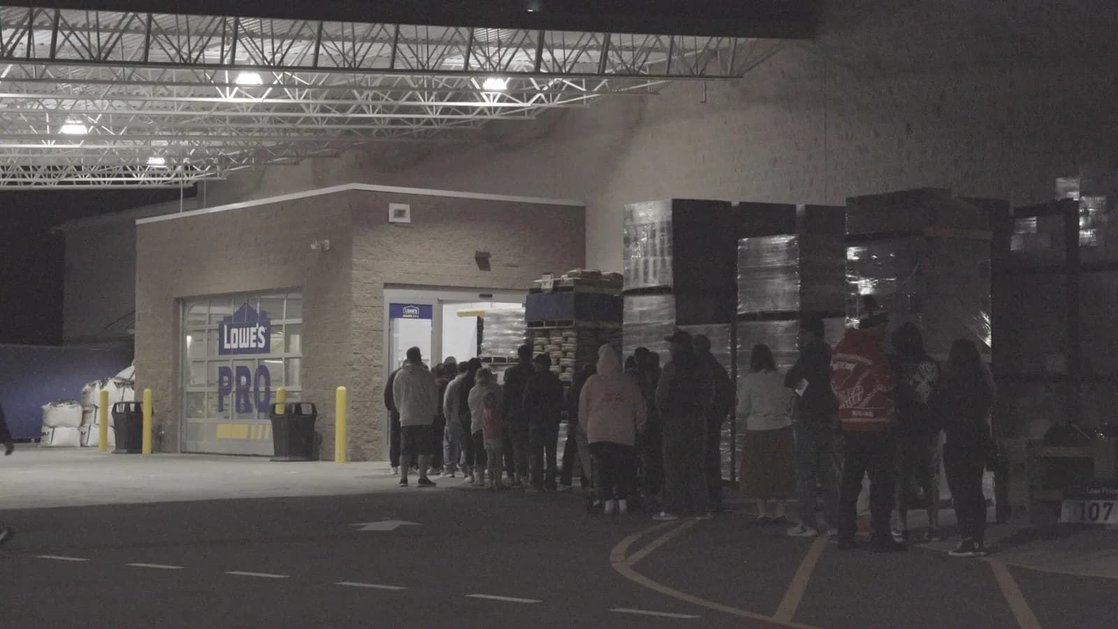 WATCH: Shoppers line up before dawn for Black Friday freebie