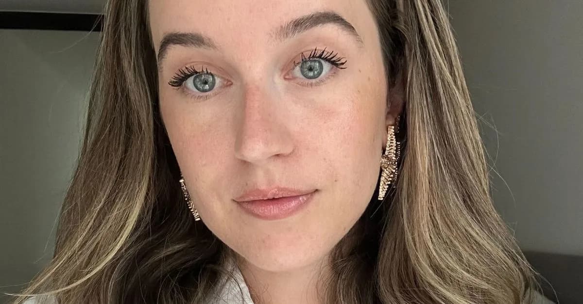 Junior beauty editor, Grace Lindsay, testing the Mac MacStack Mascara