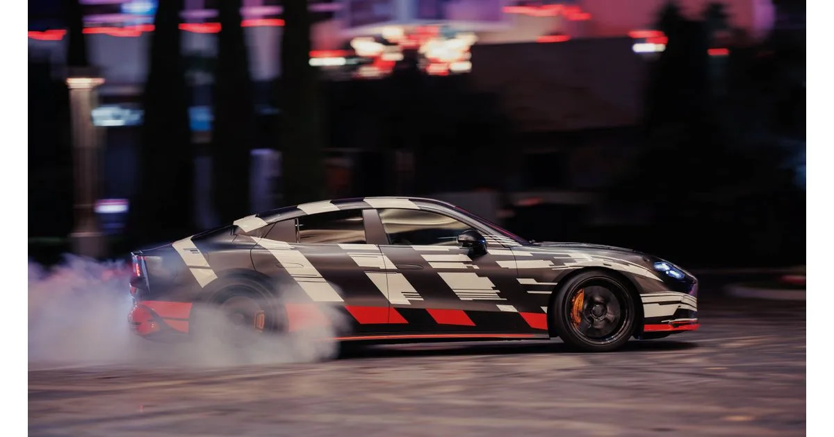 Brad Pitt och George Russel premiärvisar nya Mercedes-AMG GT 4-Dörrars Coupé i Las Vegas