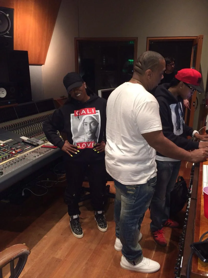 Me & @Timbaland bk 2 the drawing board studio dirty beats! http://t.co/0svovxBFRg