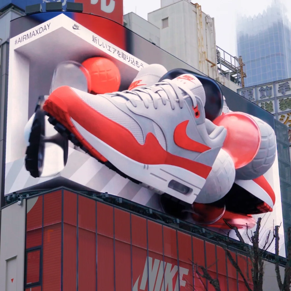 新宿東口に巨大なエアマックスが登場 👀 🔴⚪️🔴 ナイキエアはシューズの域を超えた、進化し続けるアイディア💭 みんなにとって、ナイキエアとは?📢 コメント欄に教えて👇 #AirMaxDay #エアマックス