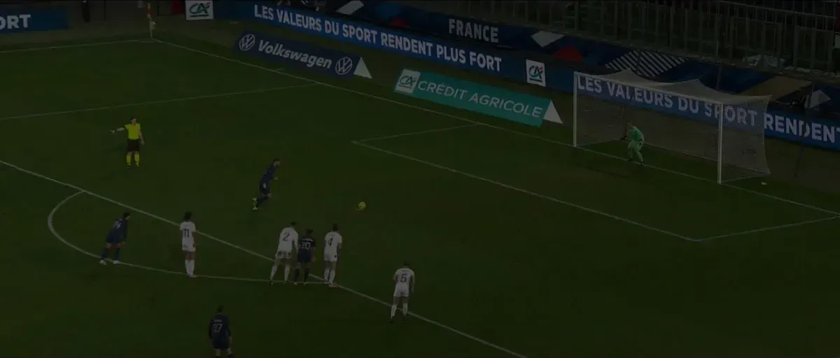 Vous avez aimé cette vidéo ? Et bien surprise surprise, c'est du football féminin. Regardez et attendez la 45e seconde : contre-pied parfait, allez les Bleues !