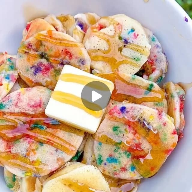 Shalean Ghitis 🌈👭🏻 on Instagram: "🌈BABY SPRINKLE PANCAKES 🥞 Okay maybe we need to work on our roundness 😂 but I must say, these cuties are fun to make and eat 😍 all you have to do is add…