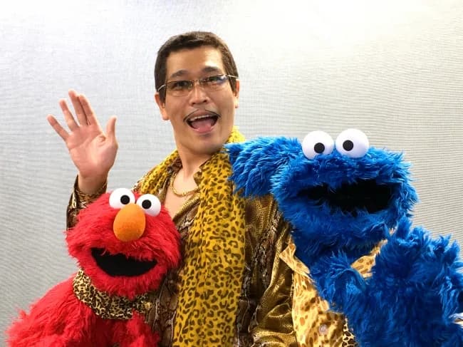 エルモとクッキーモンスターがピコ太郎のご指導で「PPAP」をアレンジ?!「PPAP」のセサミストリート バージョンは「CBCC」?!