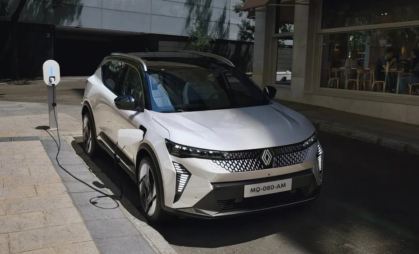 Renault, yeni reklam panosuyla Tesla kullanıcılarını hedef aldı