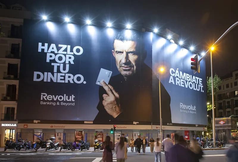 El banco digital Revolut "ficha" a Luís Figo.