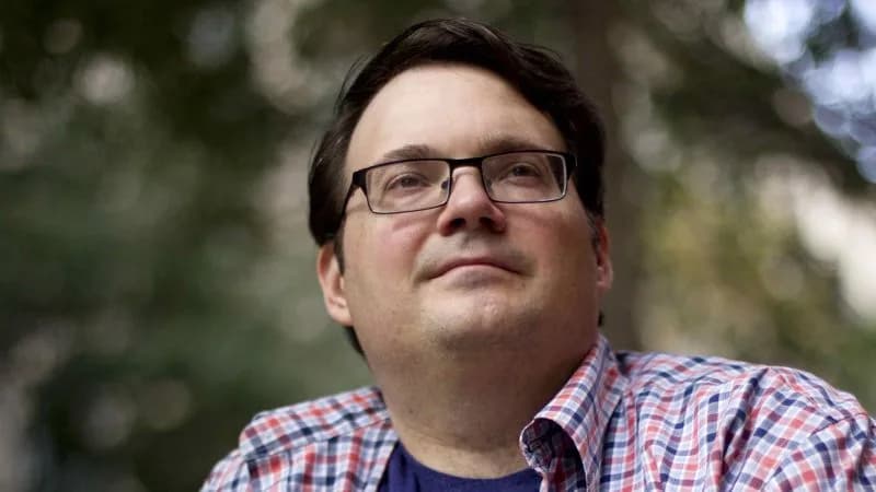 Fantasy author’s surprise new book series sets Kickstarter record | CNN Business
