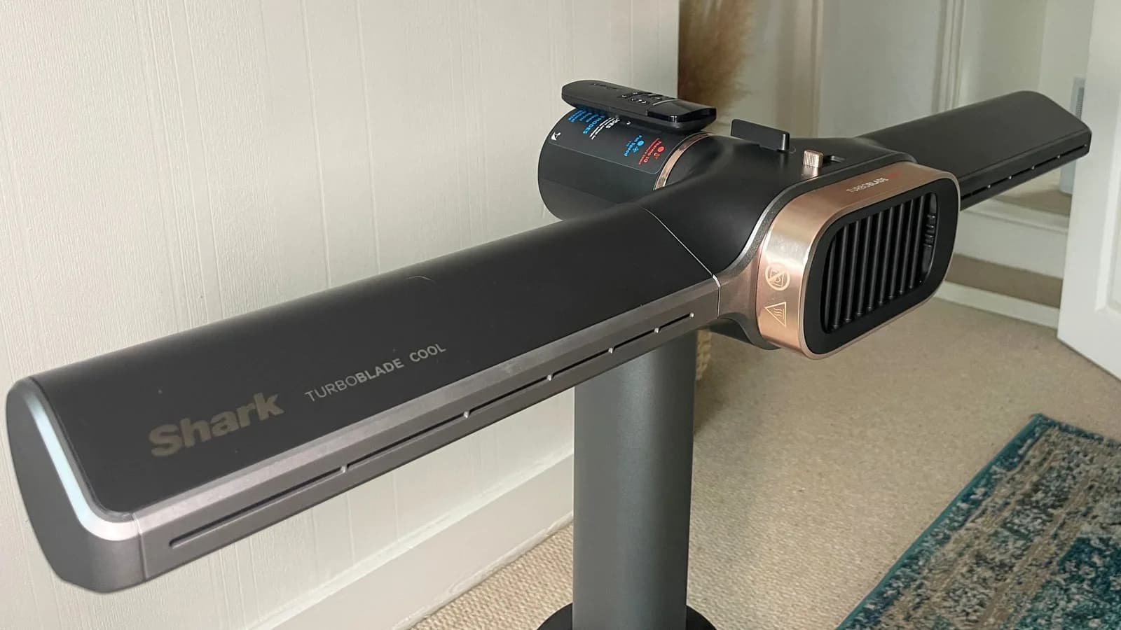 Close up of the Shark TurboBlade Cool + Heat TH200UK blades in a bedroom
