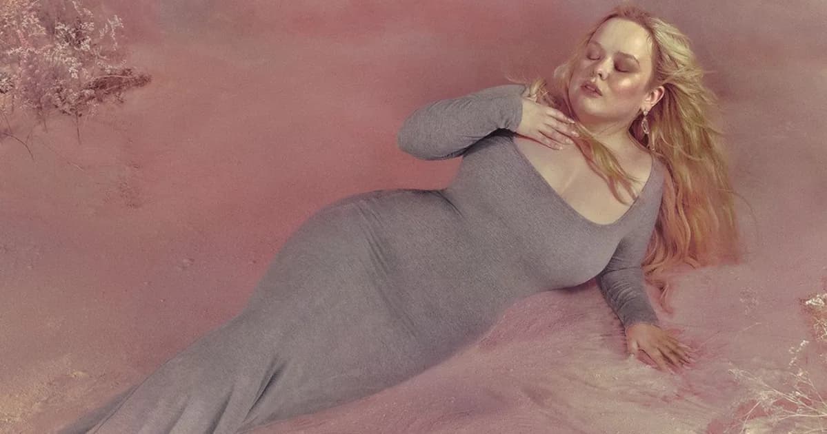 Nicola Coughlan de "Bridgerton" estrela em marca de roupas de Kim Kardashian | CNN Brasil